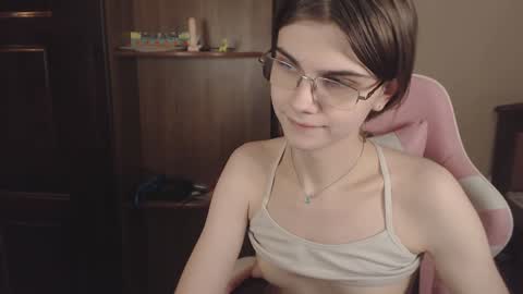 Snapshot of peralez_f chatting on December 10, 2024, 2:05 am Farida online show from December 10, 2024, 2:05 am