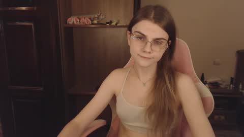 Snapshot of peralez_f chatting on February 25, 2025, 3:42 am Farida online show from February 25, 2025, 3:42 am