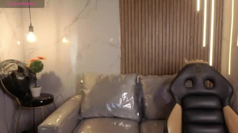 perla_lovely online show from May 5, 2026, 12:24 pm
