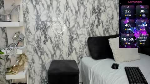 Perla Thompson online show from February 26, 2025, 8:33 pm