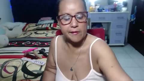 Snapshot of pervert_mommy_x chatting on April 27, 2026, 9:29 am SAMY online show from April 27, 2026, 9:29 am
