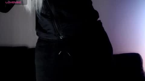 Isabella online show from November 14, 2025, 10:58 am