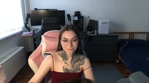 petal_dust_ online show from March 30, 2026, 2:18 pm