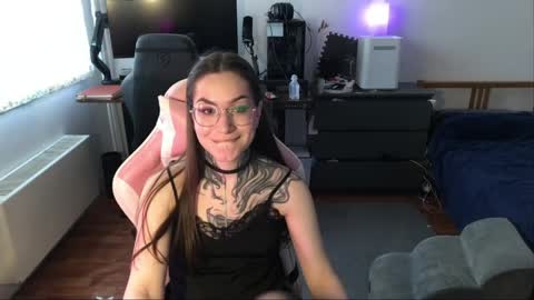 petal_dust_ online show from April 3, 2026, 1:09 pm