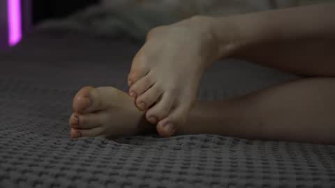 petite_cathrine online show from April 6, 2026, 6:31 pm