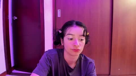 Snapshot of petitee_lunna chatting on February 23, 2025, 5:12 am Lunna online show from February 23, 2025, 5:12 am