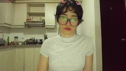 Snapshot of petitee_lunna chatting on February 3, 2026, 1:04 am Lunna online show from February 3, 2026, 1:04 am