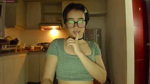 Snapshot of petitee_lunna chatting on February 14, 2026, 1:35 am Lunna online show from February 14, 2026, 1:35 am