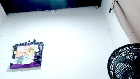 Snapshot of petiteivoryqueen chatting on November 13, 2025, 3:38 am danna online show from November 13, 2025, 3:38 am