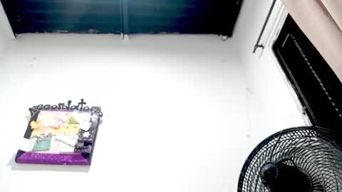 Snapshot of petiteivoryqueen chatting on November 18, 2025, 3:34 am danna online show from November 18, 2025, 3:34 am