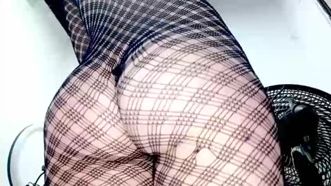 Snapshot of petiteivoryqueen chatting on December 4, 2025, 4:33 am danna online show from December 4, 2025, 4:33 am