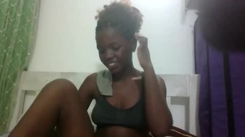 petitesweetchiq online show from October 19, 2025, 7:03 pm