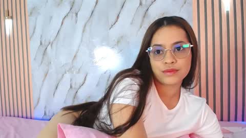 piagelvez_ online show from November 24, 2025, 7:35 pm