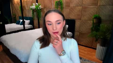 Emelie online show from December 1, 2025, 4:23 pm