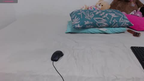 Snapshot of pink_love_25 chatting on December 21, 2025, 5:14 am pink_love_25 online show from December 21, 2025, 5:14 am