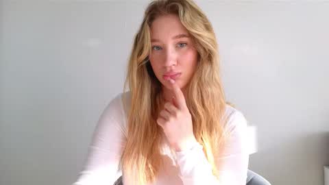 Snapshot of pink_rosee_ chatting on September 20, 2025, 2:45 am online show from September 20, 2025, 2:45 am