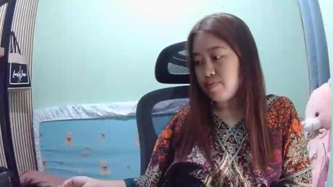 Snapshot of pinkish_shine chatting on April 27, 2026, 3:32 pm Hi its me shine online show from April 27, 2026, 3:32 pm
