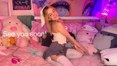 Gwenie online show from December 9, 2024, 3:50 am