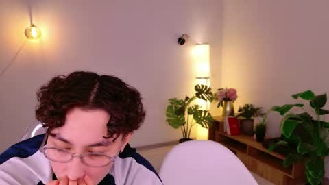 Li long hair and Rude short hair online show from April 10, 2026, 8:57 pm