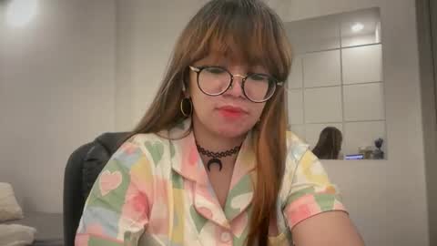 Snapshot of pinkyrosexx chatting on April 26, 2026, 5:05 am Rose online show from April 26, 2026, 5:05 am