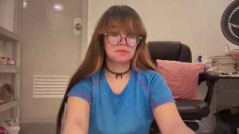 Snapshot of pinkyrosexx chatting on May 10, 2026, 12:27 am Rose online show from May 10, 2026, 12:27 am