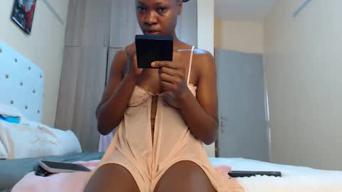 Snapshot of pixie_p chatting on October 21, 2025, 10:05 am Pixie online show from October 21, 2025, 10:05 am