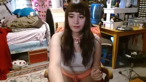 Snapshot of pixinun chatting on May 7, 2026, 3:28 pm Izzy online show from May 7, 2026, 3:28 pm