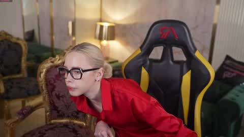 Lana online show from December 2, 2025, 11:15 am