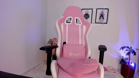 Snapshot of pocahontas_sensual chatting on October 31, 2025, 11:06 pm Jasmine online show from October 31, 2025, 11:06 pm