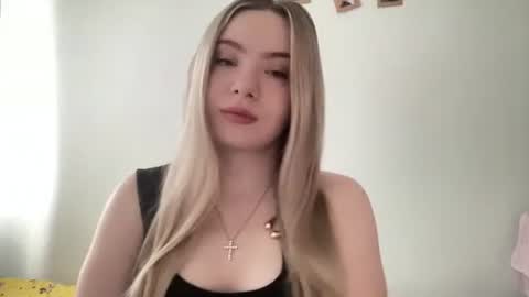 Snapshot of polishangel222 chatting on February 22, 2026, 10:14 am polishangel222 online show from February 22, 2026, 10:14 am