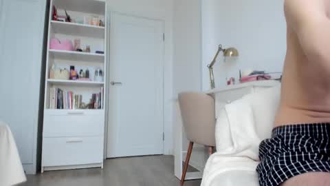 Bella  online show from December 4, 2025, 12:14 pm