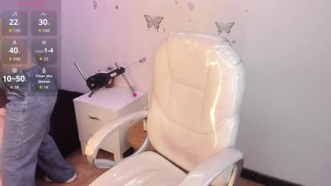 Snapshot of pretty_johnson_ chatting on April 7, 2026, 11:32 am pretty online show from April 7, 2026, 11:32 am