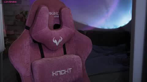 Violet online show from December 15, 2025, 1:43 am