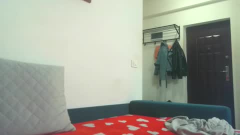 prettyjulliette online show from December 5, 2025, 5:31 pm