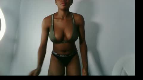 evelyn online show from October 9, 2025, 2:59 pm