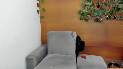 prince_arthur77 online show from February 13, 2025, 4:22 am