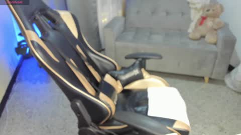    INDEPENDENT MODEL online show from January 18, 2025, 6:56 am