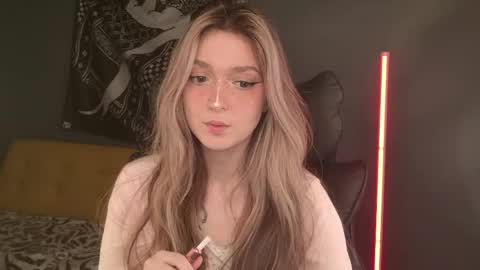 Bella online show from May 18, 2026, 11:32 pm