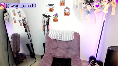 Snapshot of purple_ema chatting on October 2, 2025, 6:59 pm purple_ema online show from October 2, 2025, 6:59 pm