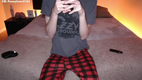 Snapshot of pussylover2182 chatting on October 4, 2025, 3:15 am pussylover2182 online show from October 4, 2025, 3:15 am