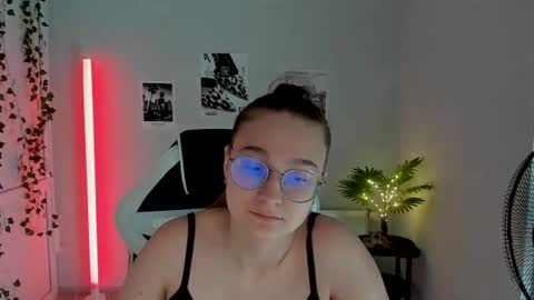 Snapshot of queen_amelie chatting on July 14, 2026, 8:08 am Amelie online show from July 14, 2026, 8:08 am