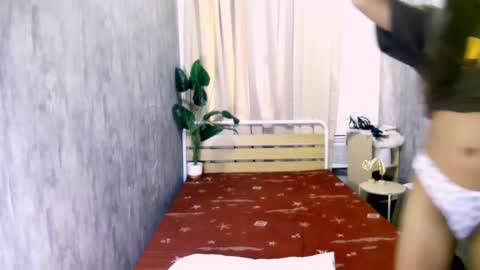 Snapshot of queen_gia chatting on April 20, 2026, 12:24 am queen_gia online show from April 20, 2026, 12:24 am