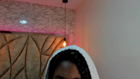 Snapshot of queen_perla_ chatting on January 20, 2025, 11:24 am online show from January 20, 2025, 11:24 am