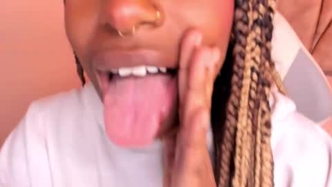 Snapshot of queen_perla_ chatting on January 20, 2025, 2:57 pm online show from January 20, 2025, 2:57 pm