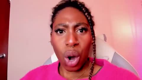 Snapshot of queen_perla_ chatting on January 22, 2025, 6:10 pm online show from January 22, 2025, 6:10 pm