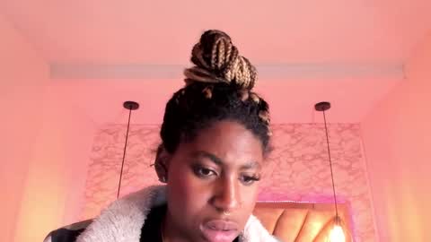 Snapshot of queen_perla_ chatting on January 30, 2025, 12:29 am online show from January 30, 2025, 12:29 am