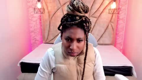 Snapshot of queen_perla_ chatting on February 2, 2025, 2:48 am online show from February 2, 2025, 2:48 am