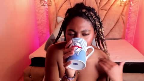 Snapshot of queen_perla_ chatting on February 16, 2025, 7:05 pm online show from February 16, 2025, 7:05 pm