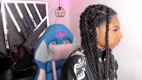 Snapshot of queen_perla_ chatting on October 26, 2025, 12:00 pm online show from October 26, 2025, 12:00 pm