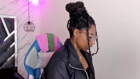 Snapshot of queen_perla_ chatting on November 9, 2025, 11:52 am online show from November 9, 2025, 11:52 am